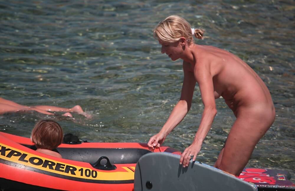 Red Boating for Two Nudists pics - The desire to admire the human form