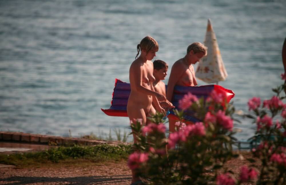 Dusk Til Dawn Showering phoros - Naturists live in harmony and tranquility
