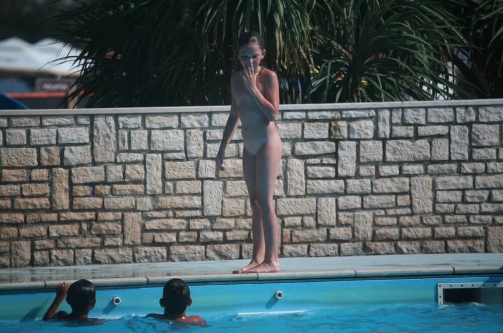 Naturist Pool-Side Singles photos - Naturism helps overcome fears and insecurities