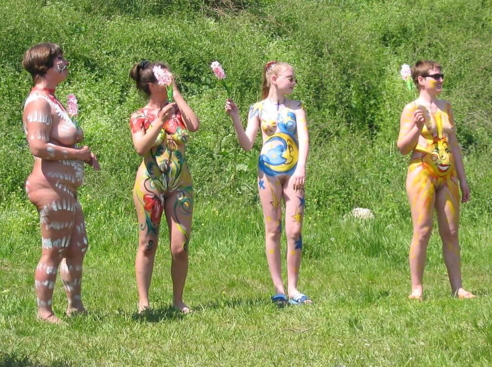Family String-Apple Game Pics - Naturism teaches us to appreciate the present and to be honest with ourselves and others