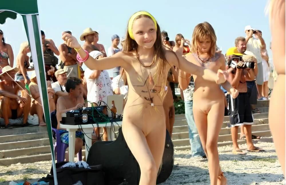 Nudist beauty contest photos - Blending in with the crowd of nudists