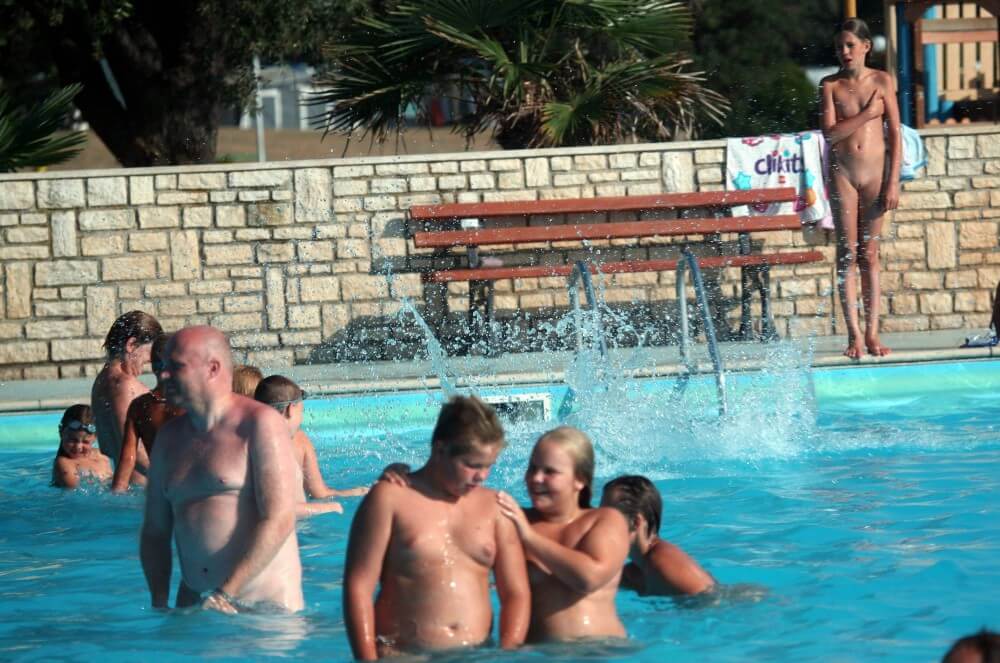 Naturist Pool Girls Profile pics - Nudism helps overcome complexes and fears