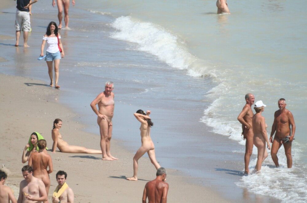 Costinesti Beach Groups pics - Nudism fosters trust if you are sincere