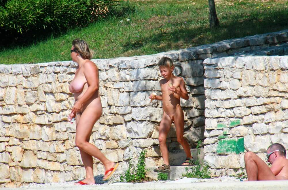 Ula FKK Wall-Side Families pics - Naturists live in harmony with nature