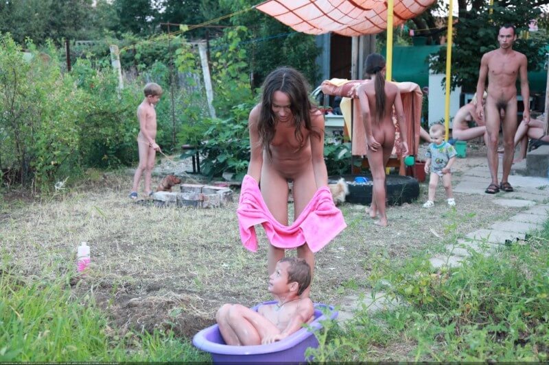 Green barrel of fun-grassy fields of gold photos - Promoting nudism to the masses