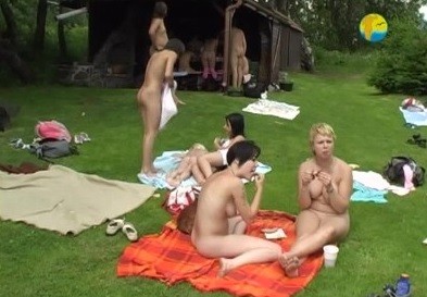 Naturist Freedom: Cottage Picnic - Family nudism in the 21st century