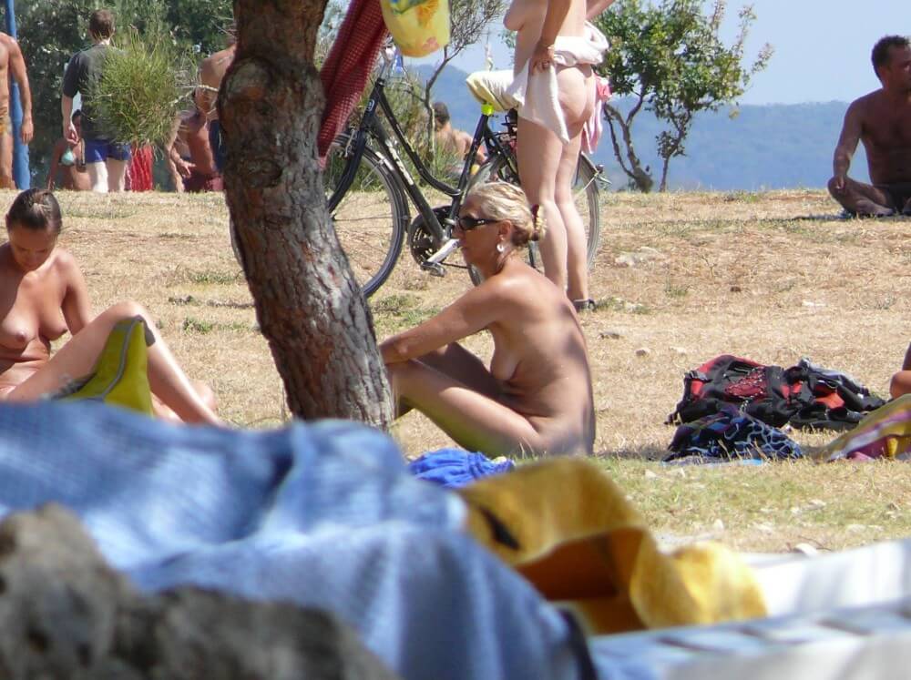 Ula FKK Shore Perspective pics - Naturists believe in themselves and their potential