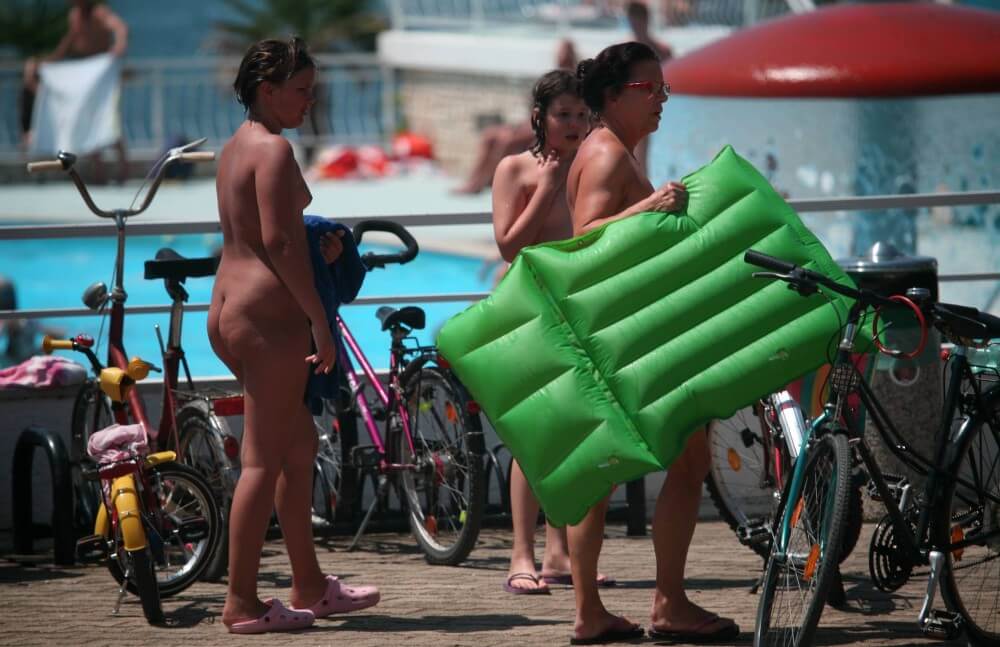 Outdoor Pool Sideliners pics - In naturism, people are equal regardless of circumstances