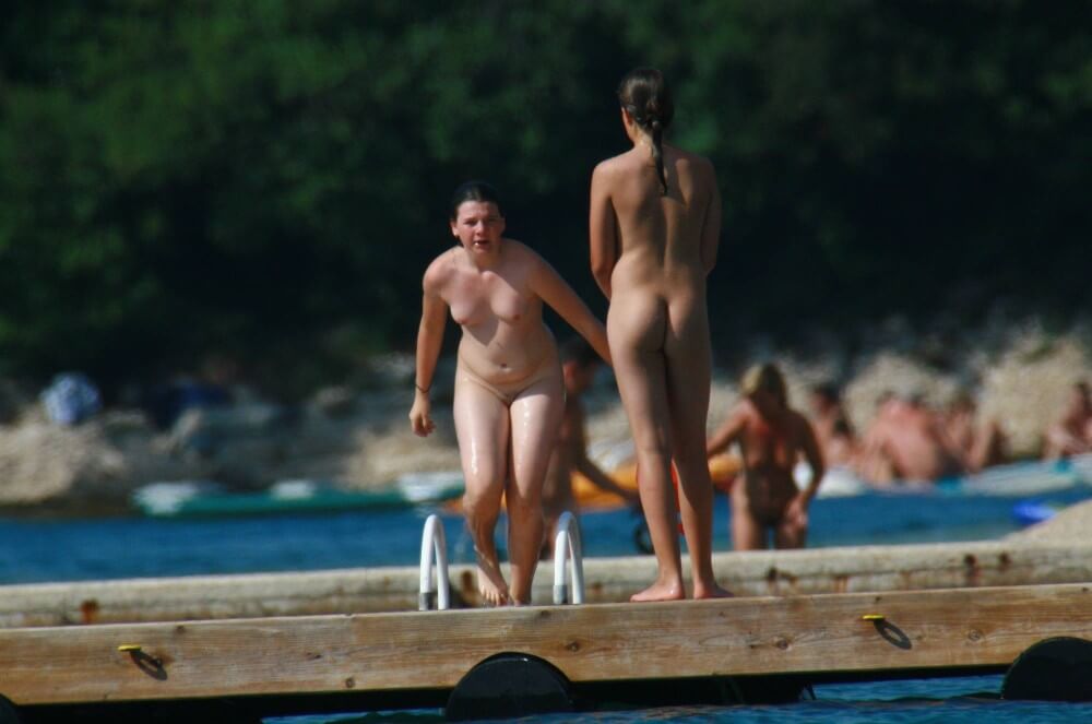 Wooden Island Freedom pics - Blending in with the crowd of nudists