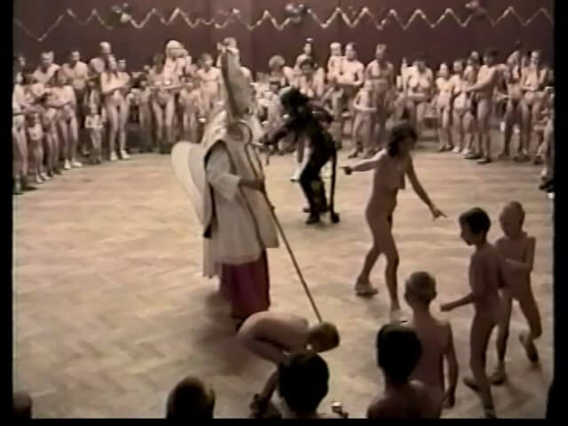 Helios Natura: Christmas Kinder Spiele - Many consider a free body and nudism to be central to their lives
